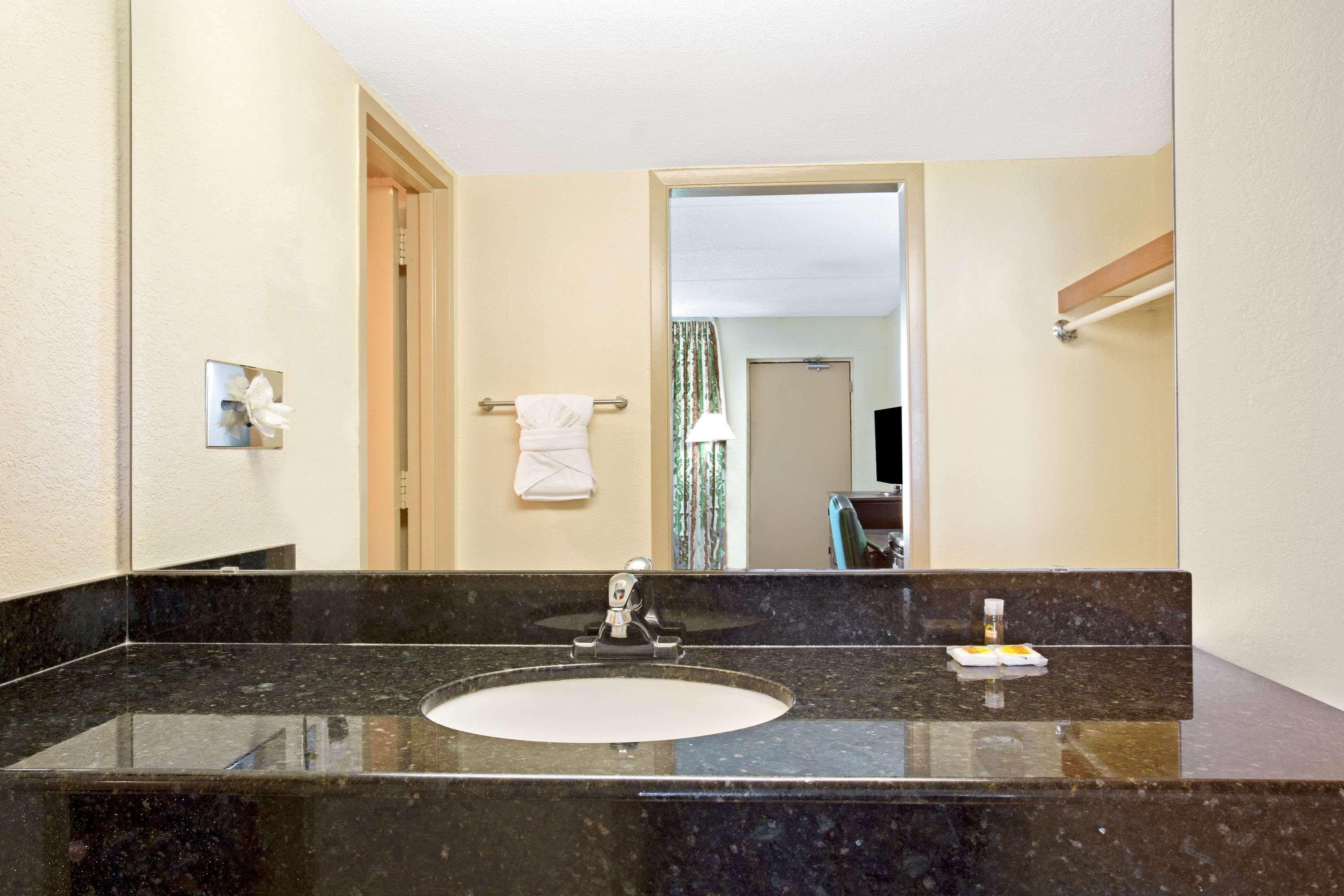 Days Inn By Wyndham Orlando Airport Florida Mall Williamsburg Экстерьер фото